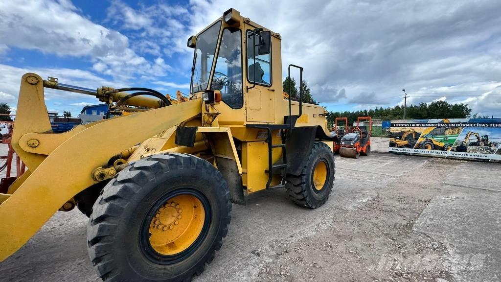 Komatsu WA 200 輪胎式裝載機