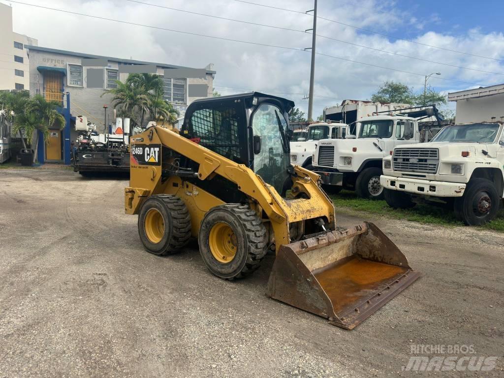 CAT 246 D 滑移轉向裝載機