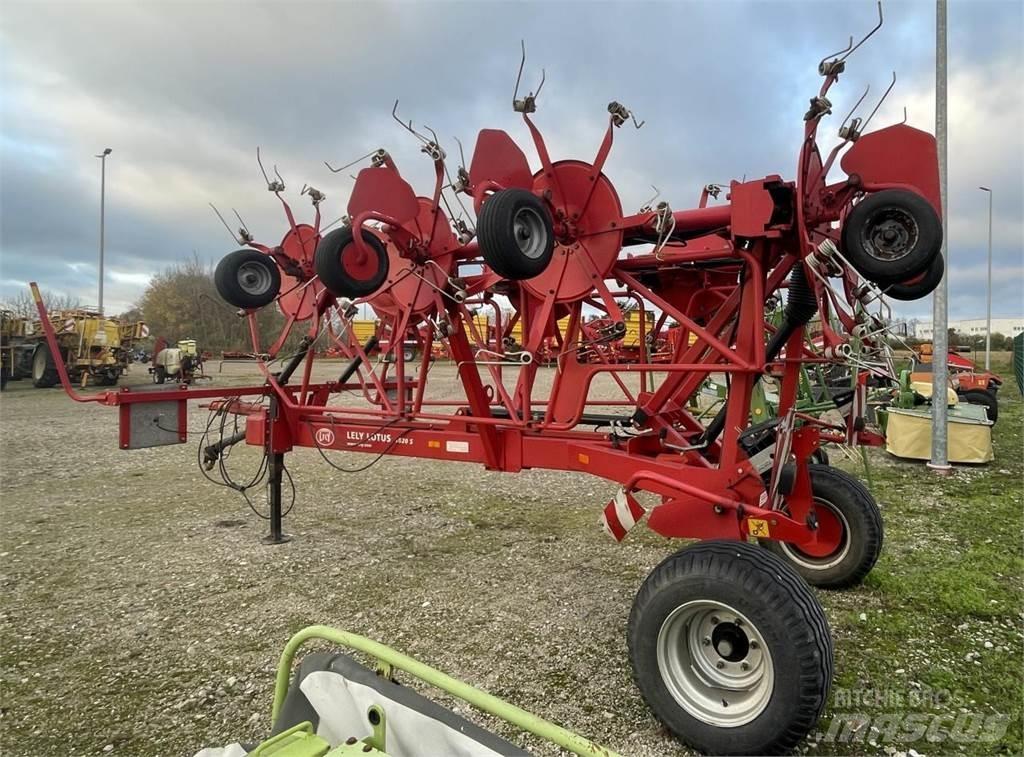 Lely Lotus 1020 S 耙與翻草機