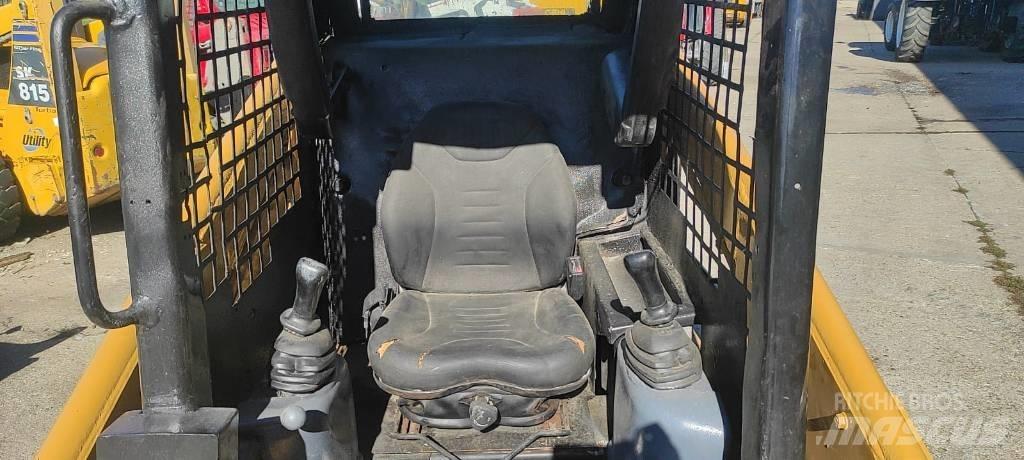 CAT 216 滑移轉向裝載機