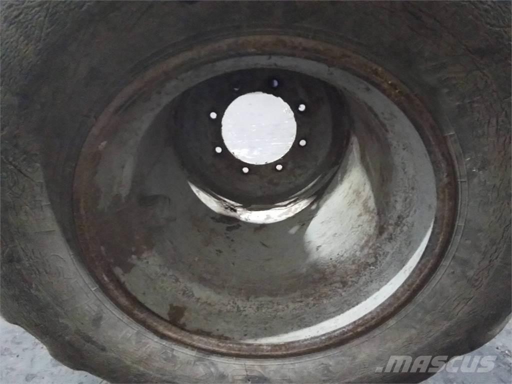 Valmet 820 24x22,5 輪胎、車輪和輪圈