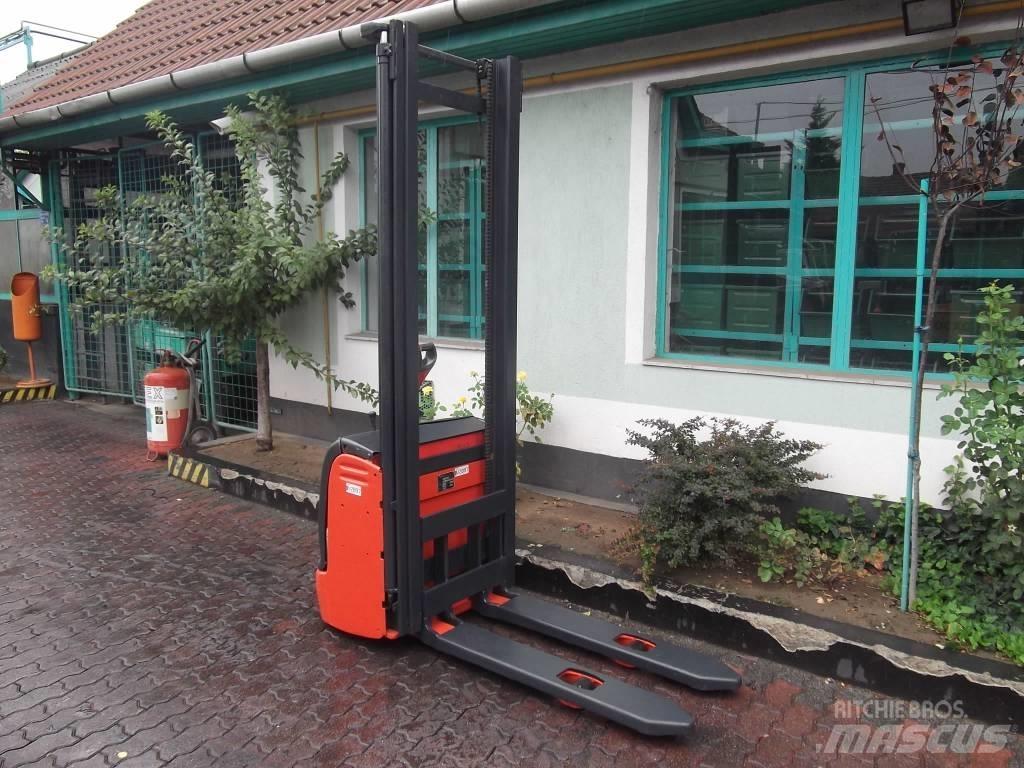 Linde L12 /379/ V-2097 自走式堆積機