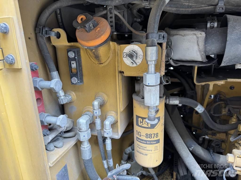CAT CB10 雙輪滾壓機