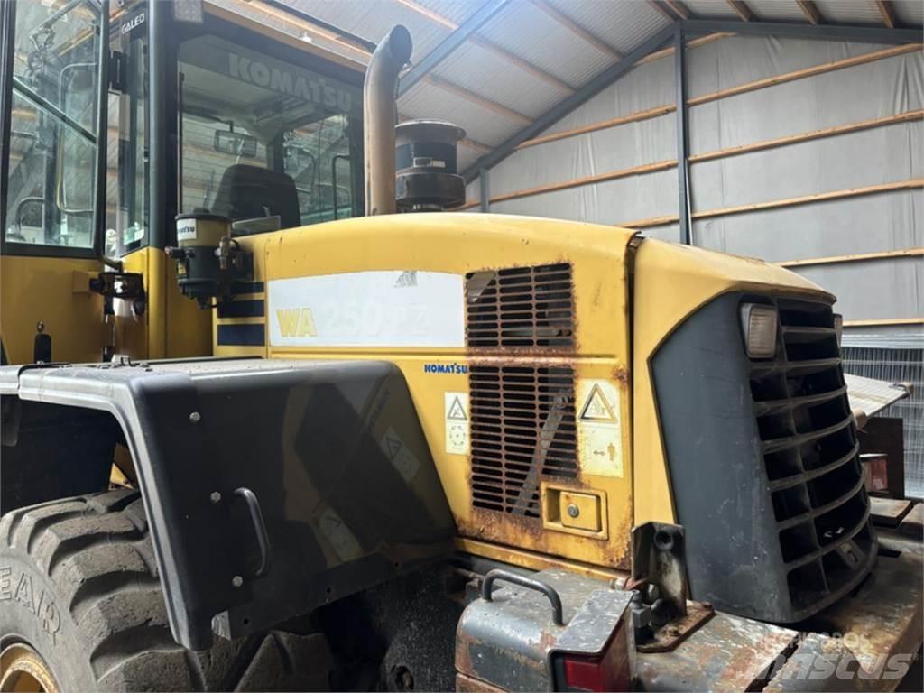 Komatsu WA250PZ-5 輪胎式裝載機