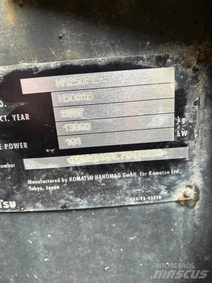 Komatsu WA250PZ-5 輪胎式裝載機