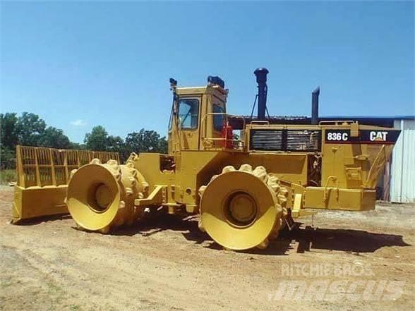 CAT 836C 廢棄物壓實機