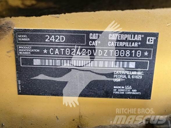 CAT 242D 滑移轉向裝載機