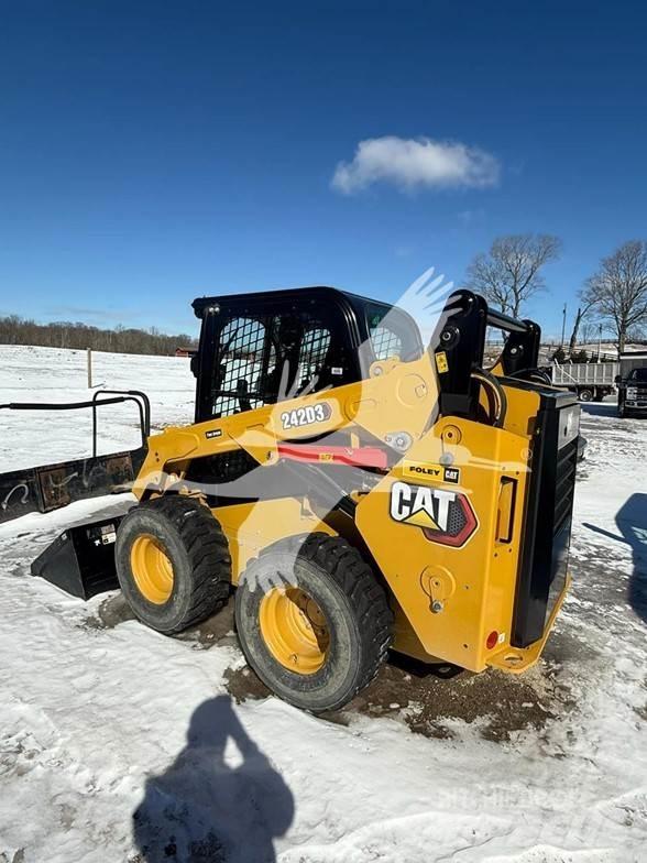 CAT 242D3 滑移轉向裝載機