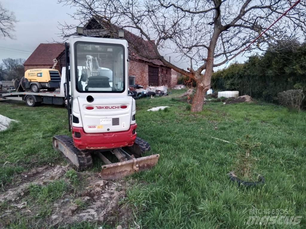 Takeuchi TB 225 小型挖土機/掘鑿機<7t(小型挖掘機)