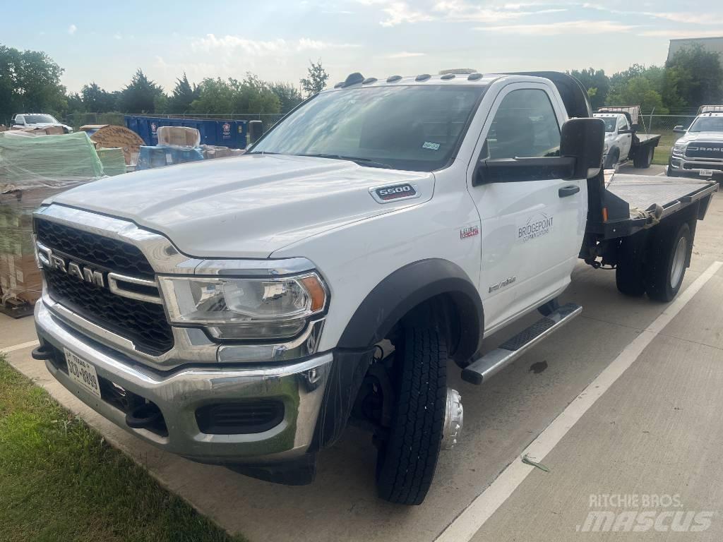 RAM 5500 平板式/側卸式卡車