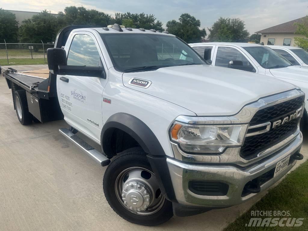 RAM 5500 平板式/側卸式卡車
