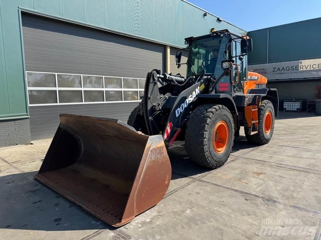 Doosan DL250-7 輪胎式裝載機