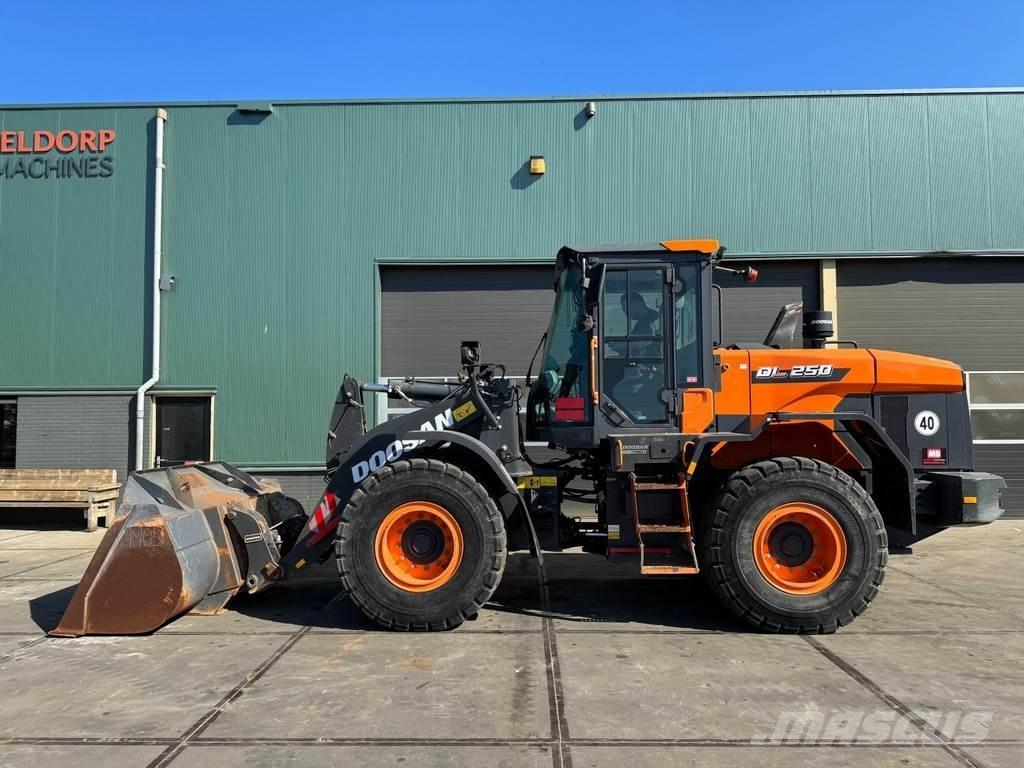 Doosan DL250-7 輪胎式裝載機