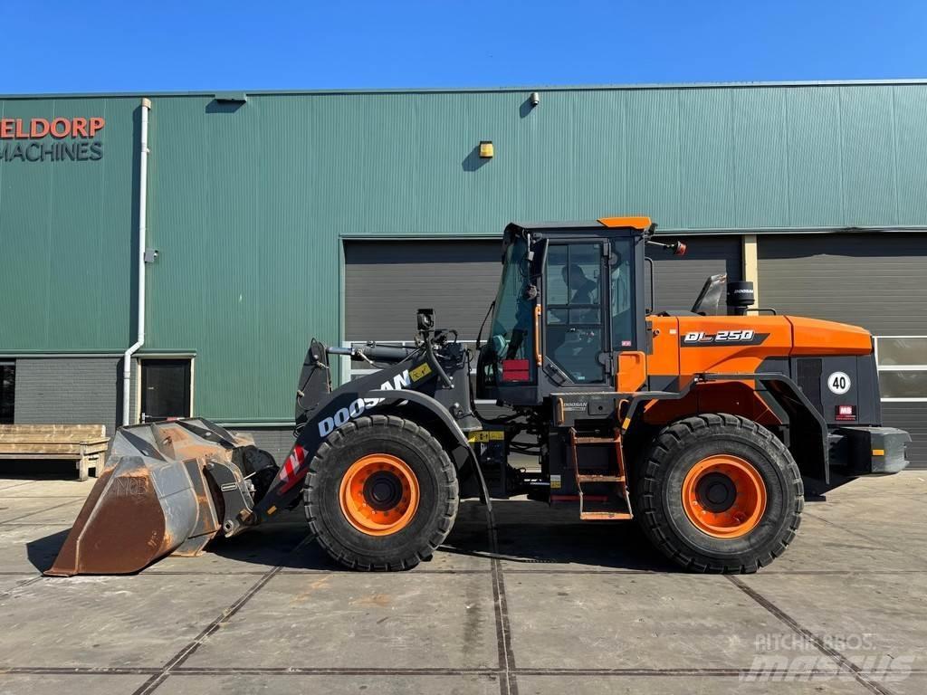 Doosan DL250-7 輪胎式裝載機