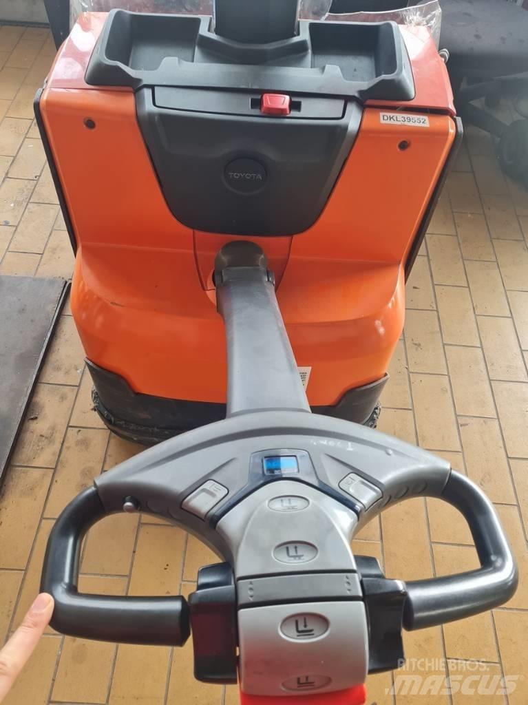 Toyota SWE080L 行走控制式堆積機