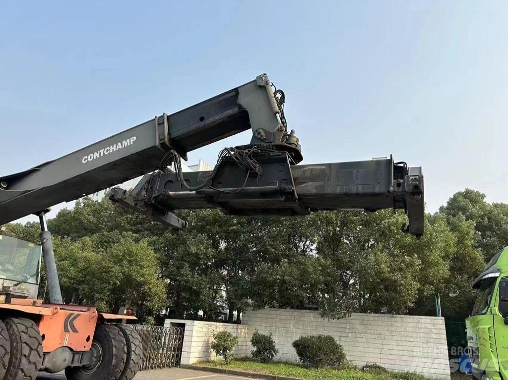 Kalmar M 517 前伸型堆積機