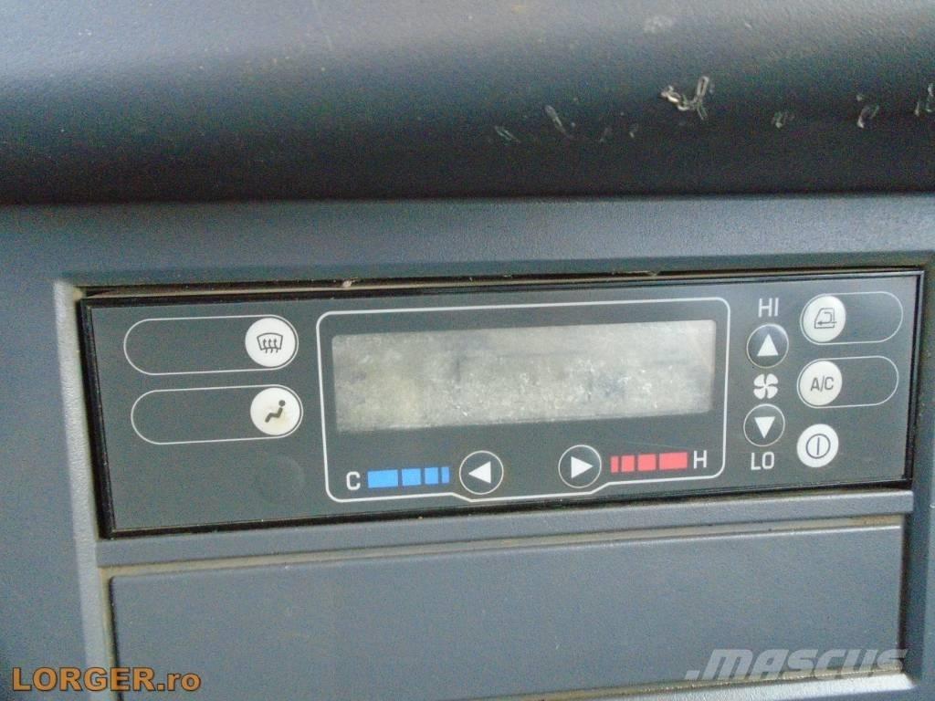 Komatsu HM300-2 鉸接式起吊車