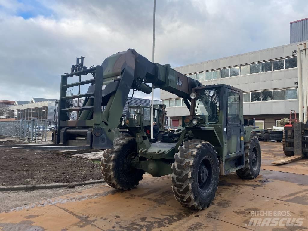 SkyTrak 6000M 伸縮臂操作車
