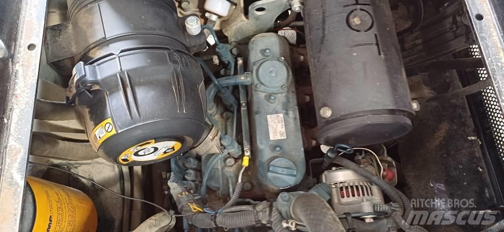 Knikmops KM 100 輪胎式裝載機