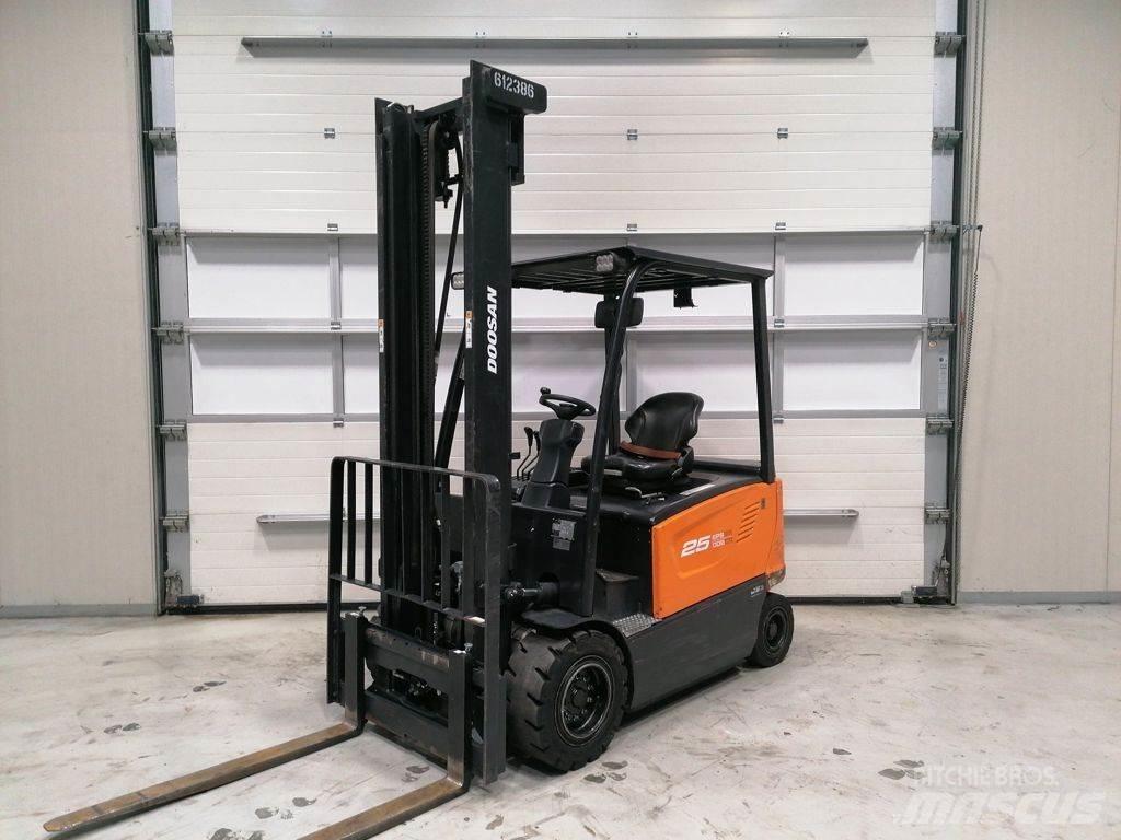 Doosan B25X-7 電動堆高機