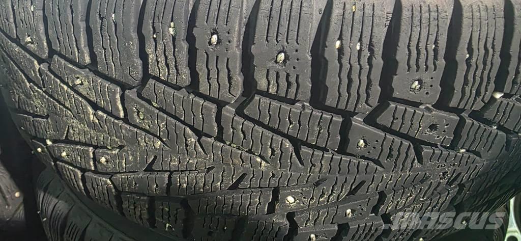 Toyota Hilux 皮卡.傳統半斗卡車/側卸板