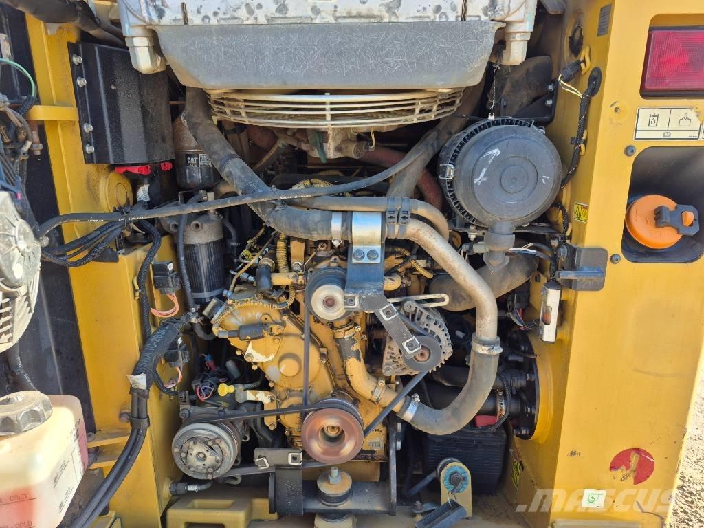 CAT 249 D 滑移轉向裝載機