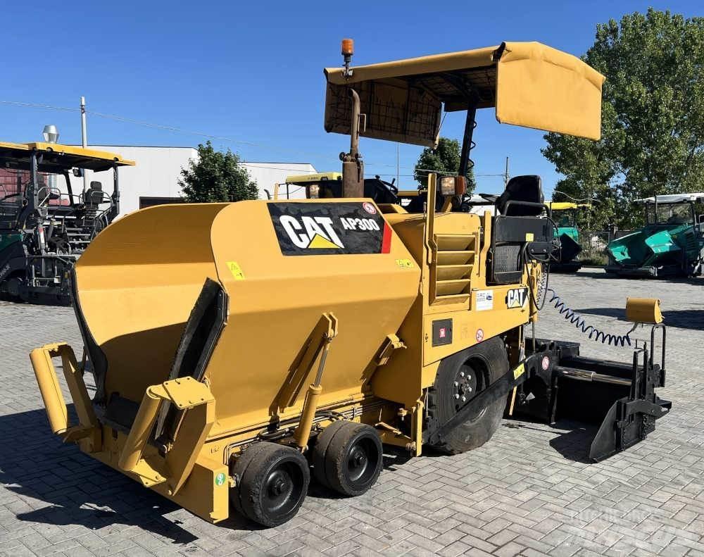 CAT AP 300 瀝青攤舖機/鋪路機