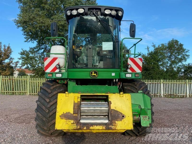 John Deere 7400 自走式飼料採集機