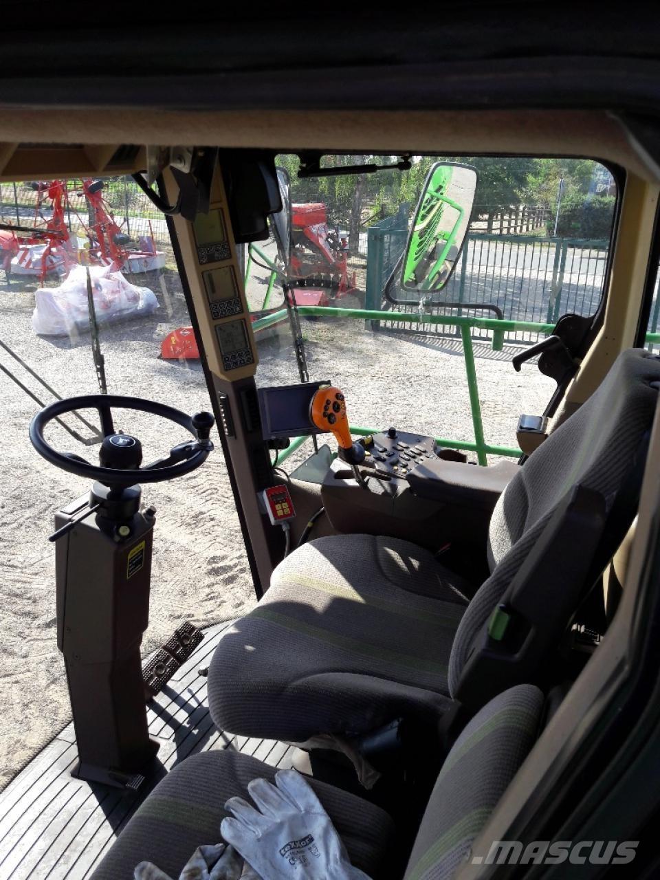 John Deere 7350 自走式飼料採集機