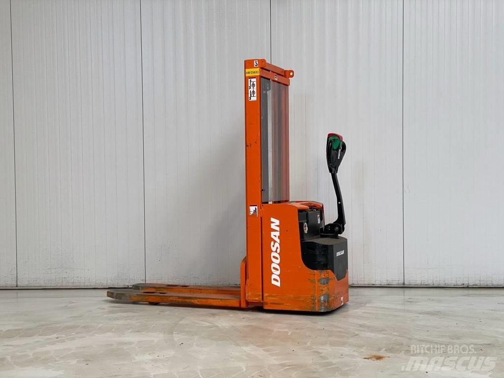 Doosan LEDS12.5C 行走控制式堆積機