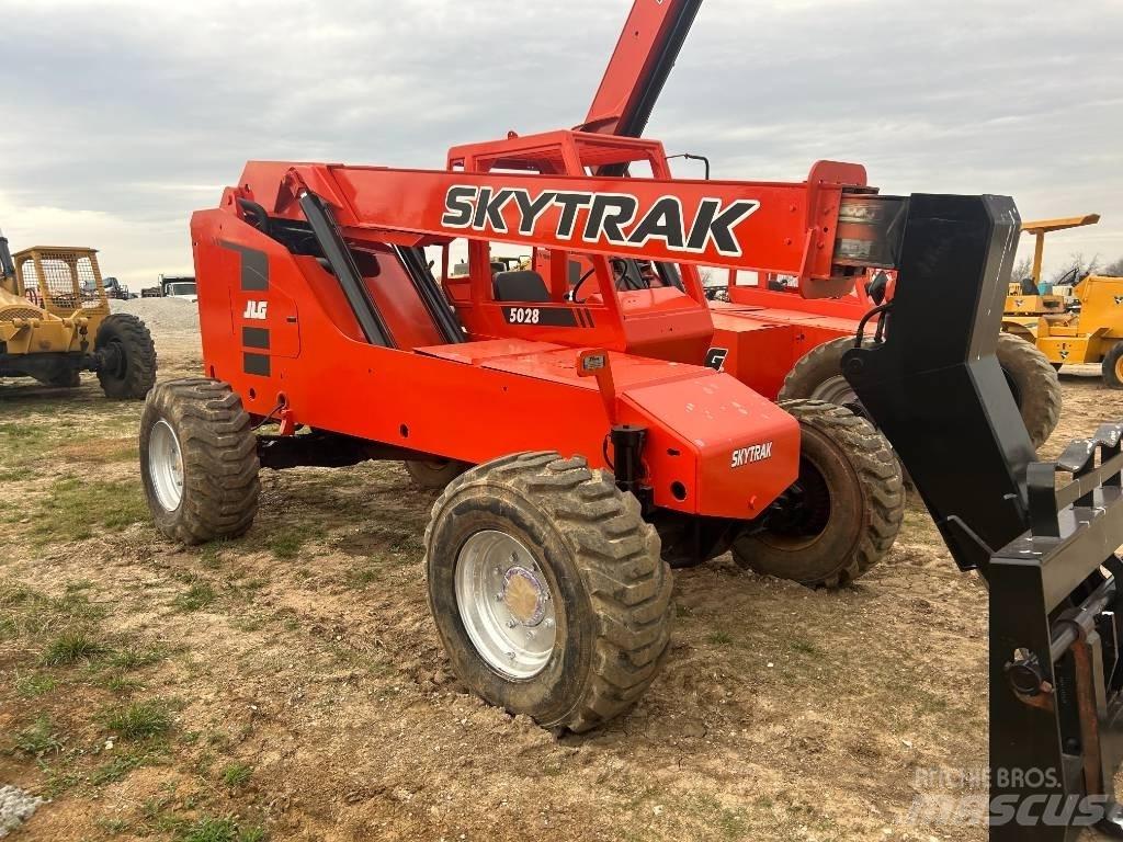 SkyTrak 5028 伸縮臂操作車