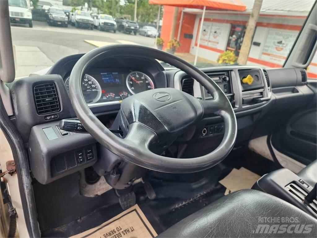 Hino 338 貨箱式卡車