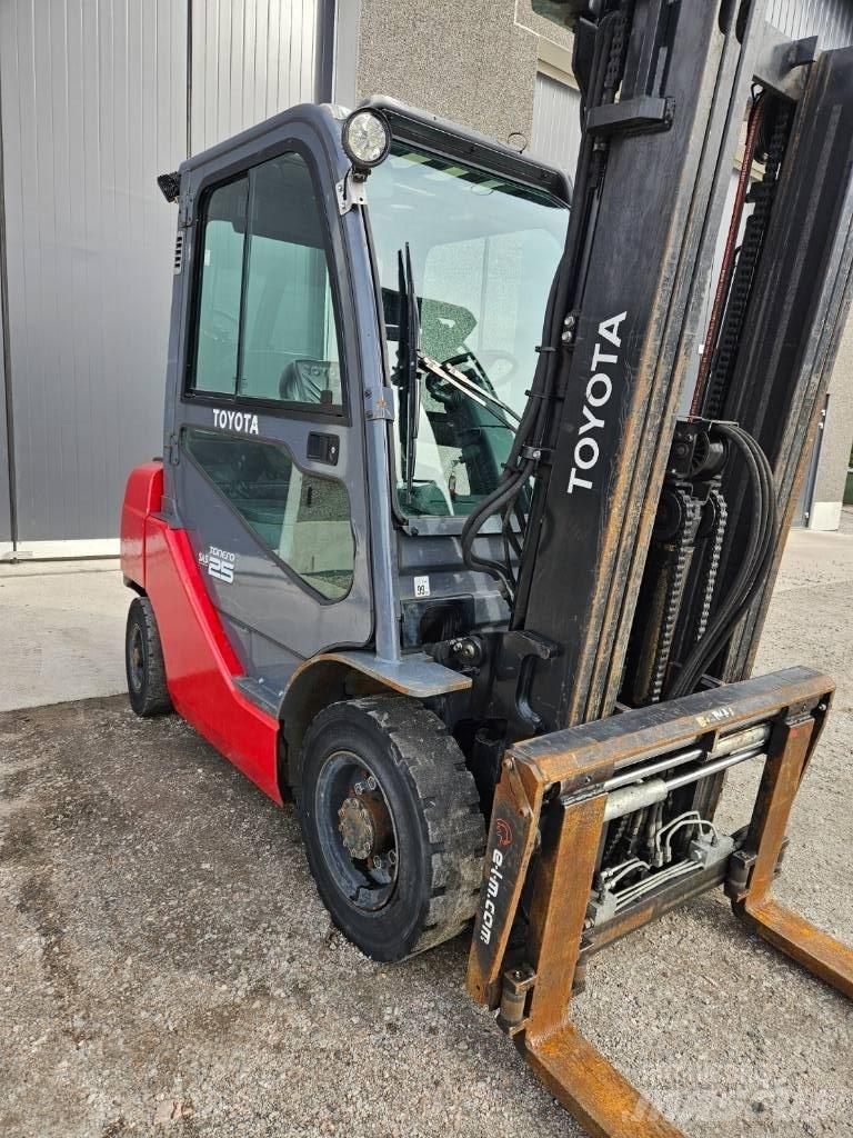 Toyota 02-8 FDF 25 柴油卡車