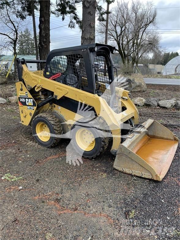 CAT 242D 滑移轉向裝載機