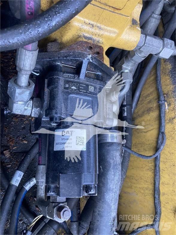 CAT 242D 滑移轉向裝載機