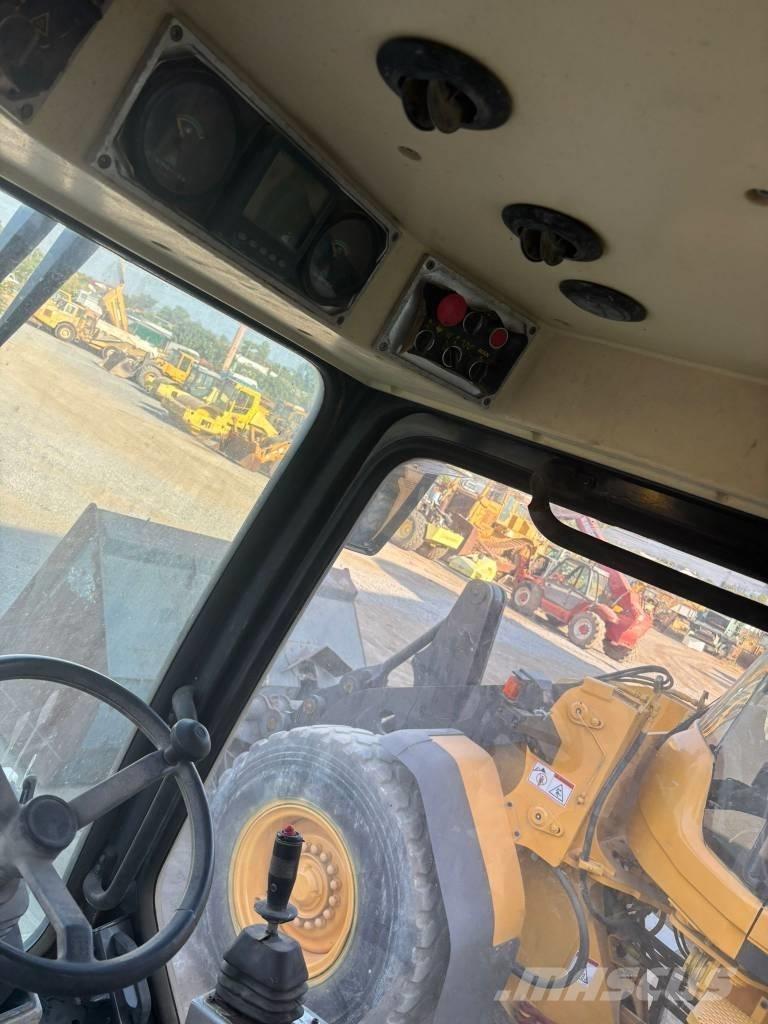  Max Com R712 膠輪滾壓機