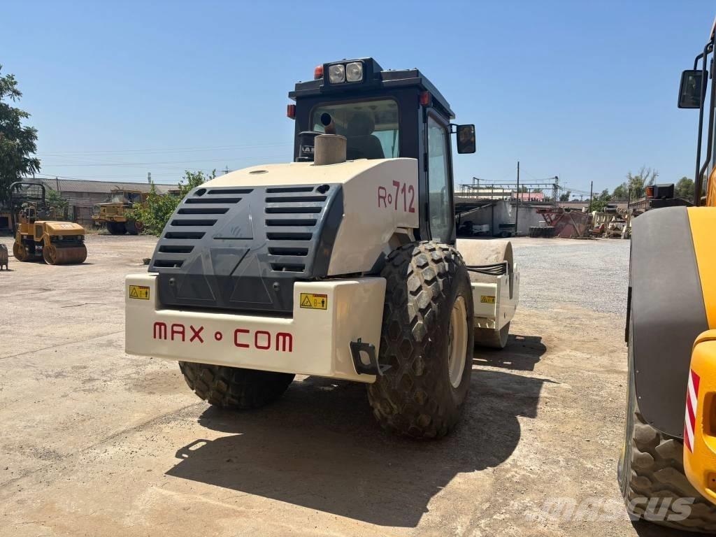  Max Com R712 膠輪滾壓機