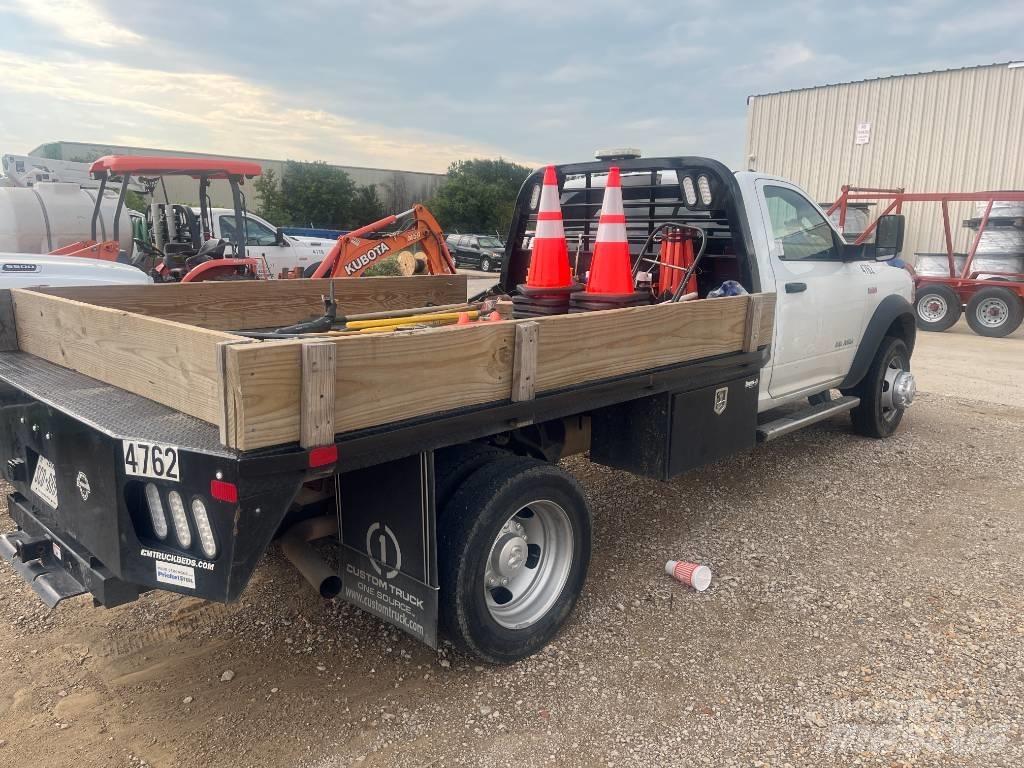 RAM 5500 平板式/側卸式卡車