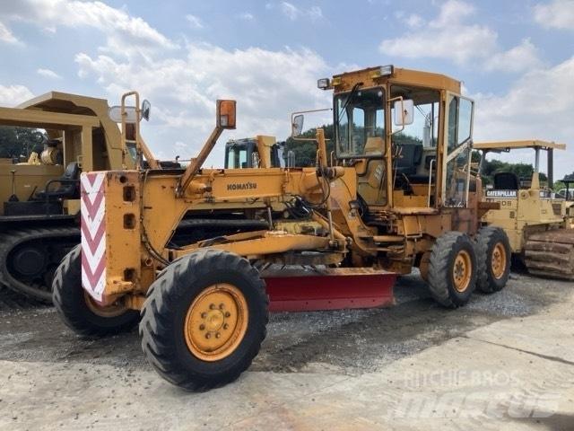 Komatsu GD 405 A-2 平土機