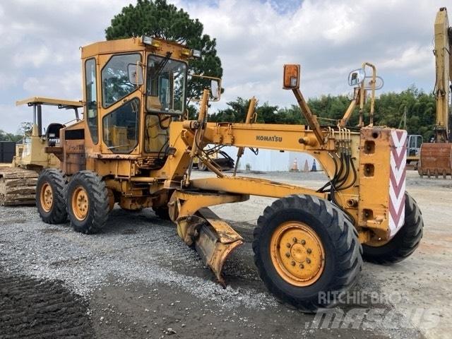 Komatsu GD 405 A-2 平土機
