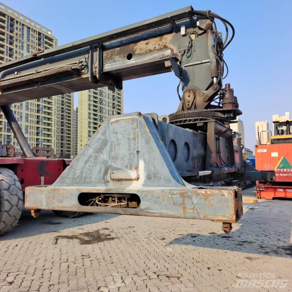 Kalmar DRD450 前伸型堆積機