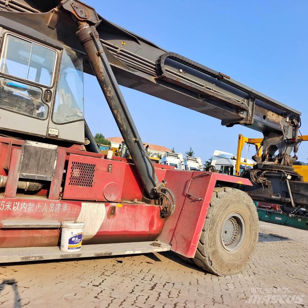 Kalmar DRD450 前伸型堆積機