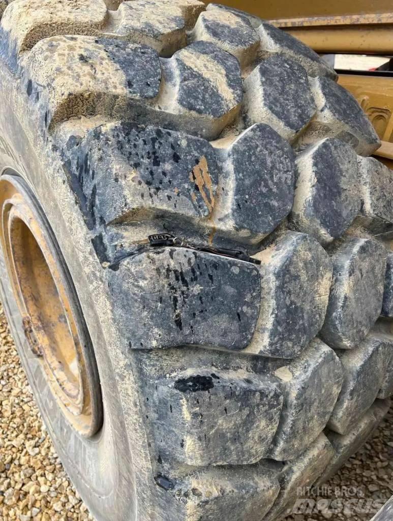 CAT 730 鉸接式起吊車