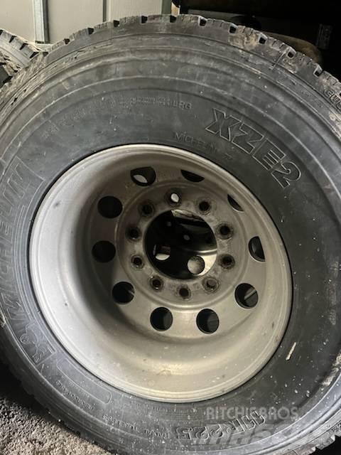 Freightliner M2 106 箱體拖車
