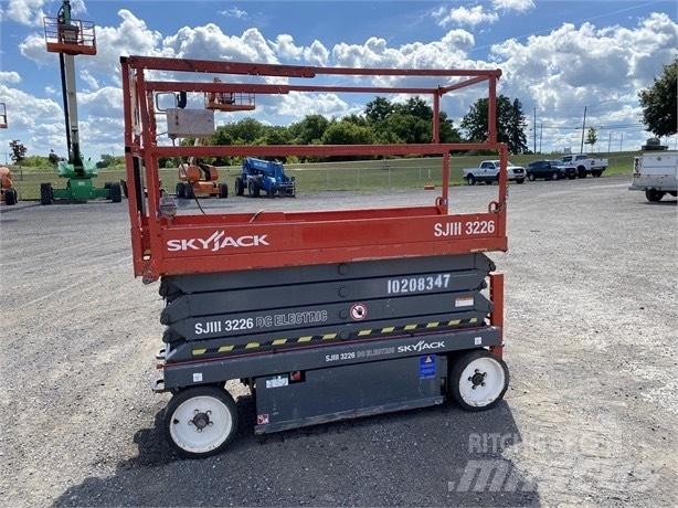 SkyJack SJ III 3226 剪式升降機