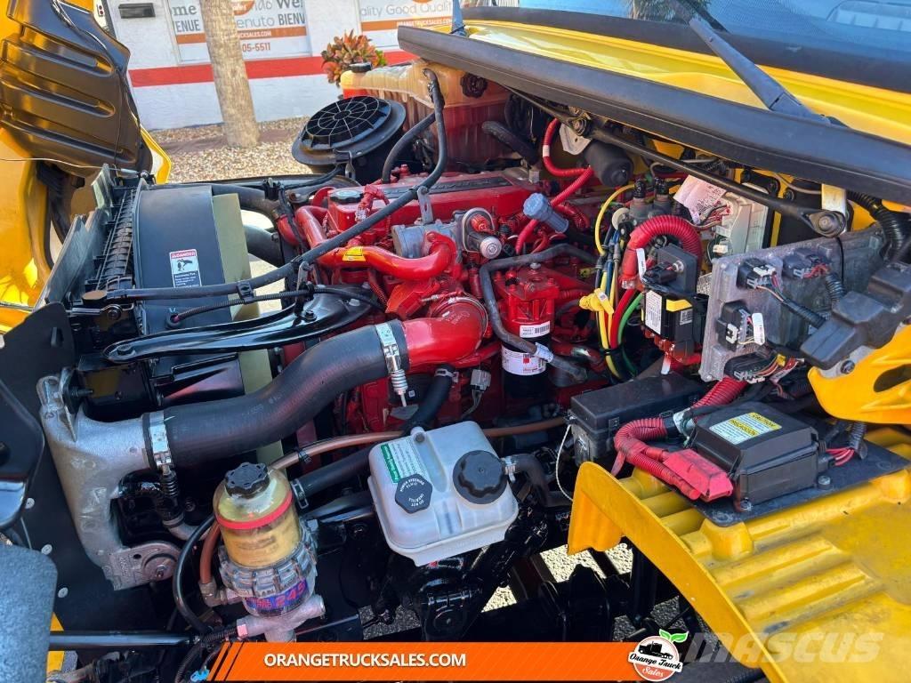 Freightliner M2 貨箱式卡車