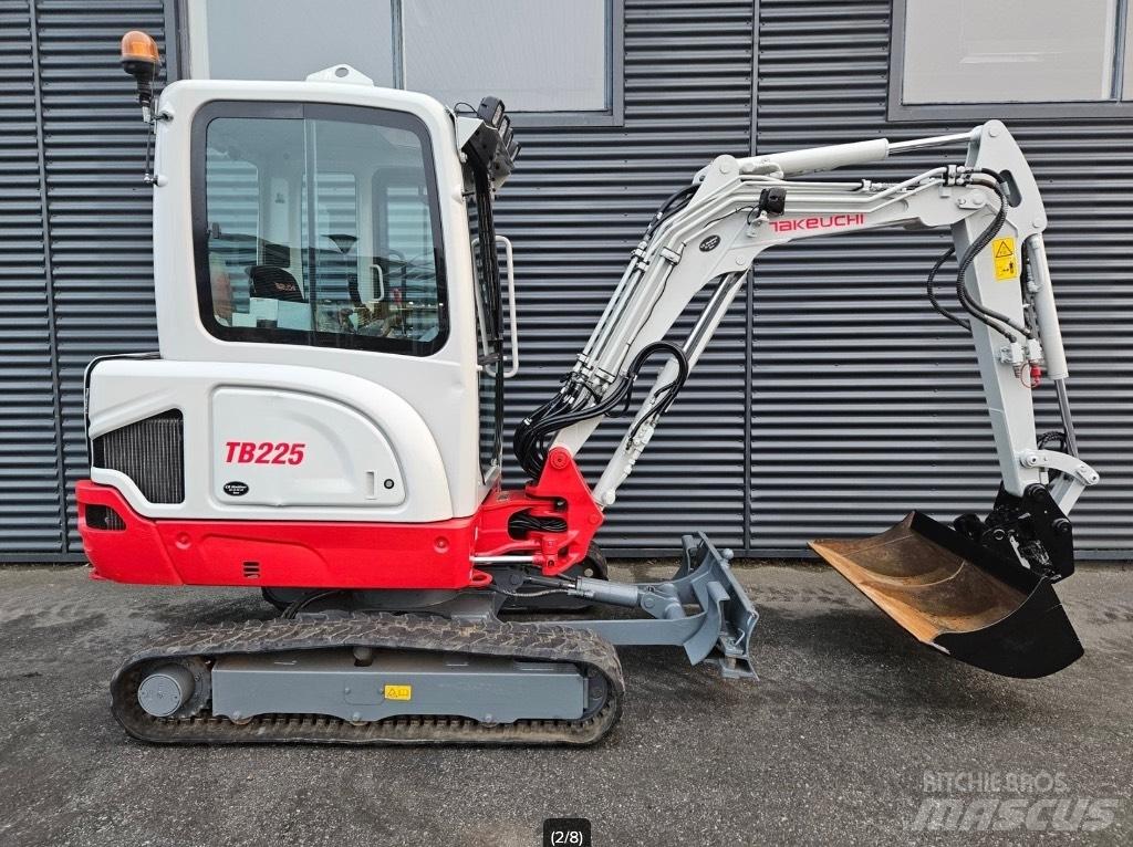 Takeuchi TB 225 小型挖土機/掘鑿機<7t(小型挖掘機)