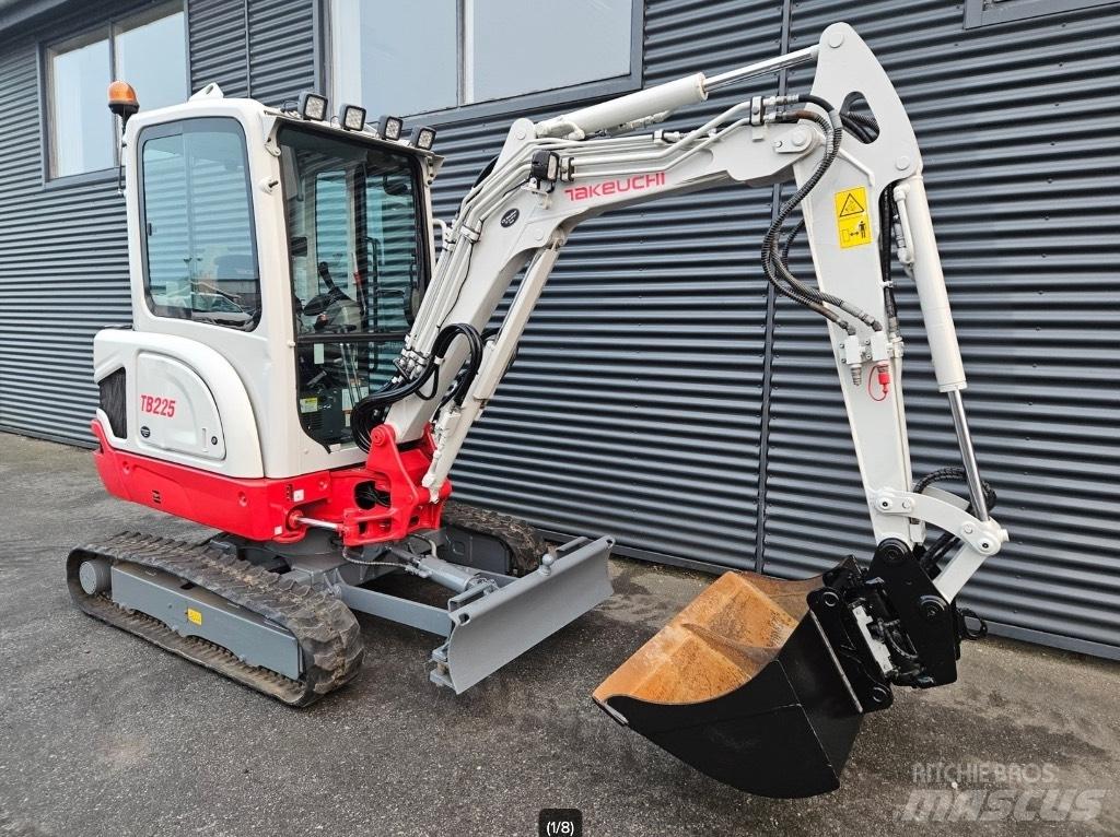 Takeuchi TB 225 小型挖土機/掘鑿機<7t(小型挖掘機)