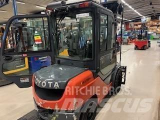 Toyota 02-8 FDJF 35 柴油卡車