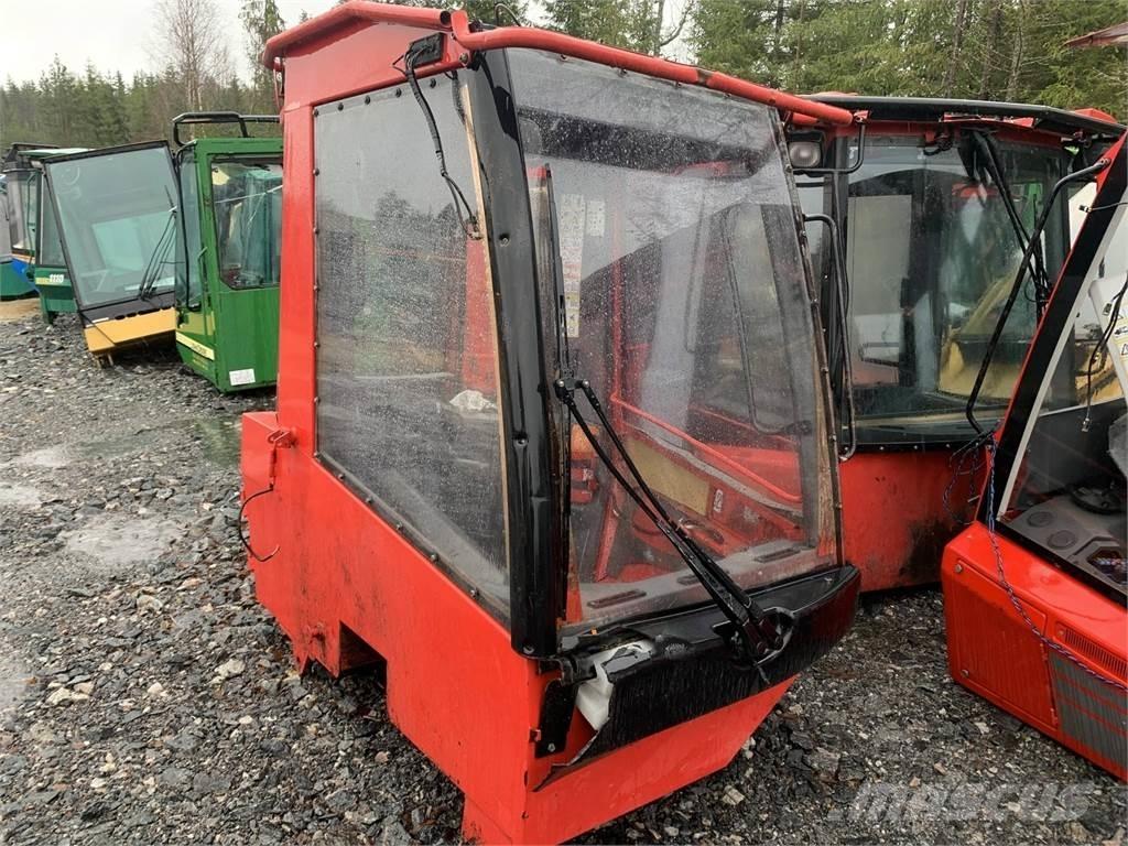 Komatsu 901TX 駕駛室與內部